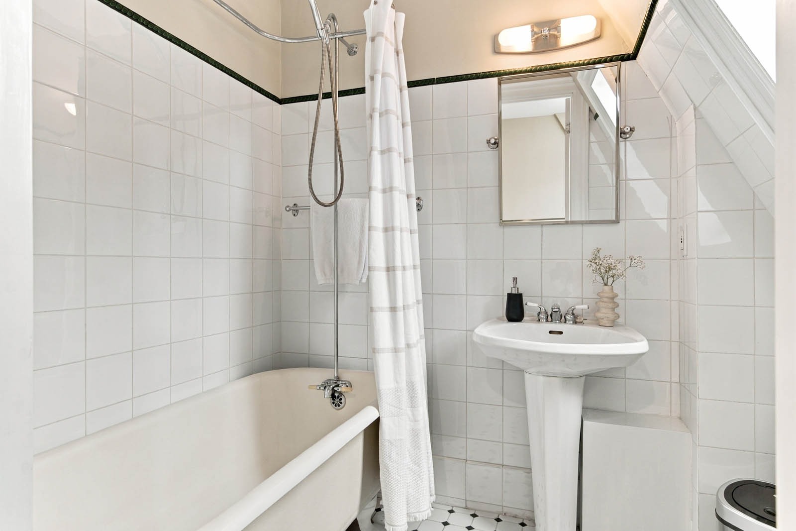 33_001_Third Ensuite